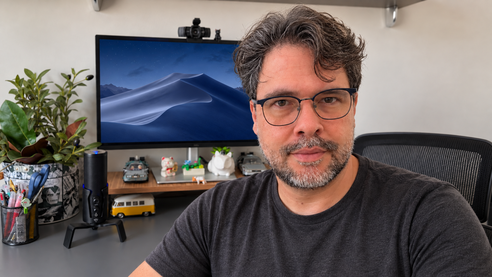 Retrato de Lungas Neto em seu estúdio, criado com IA