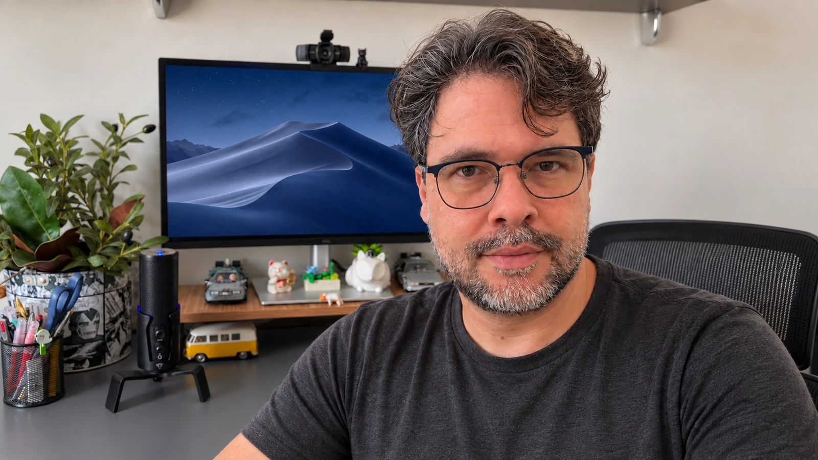 Retrato de Lungas Neto em seu estúdio, criado com IA